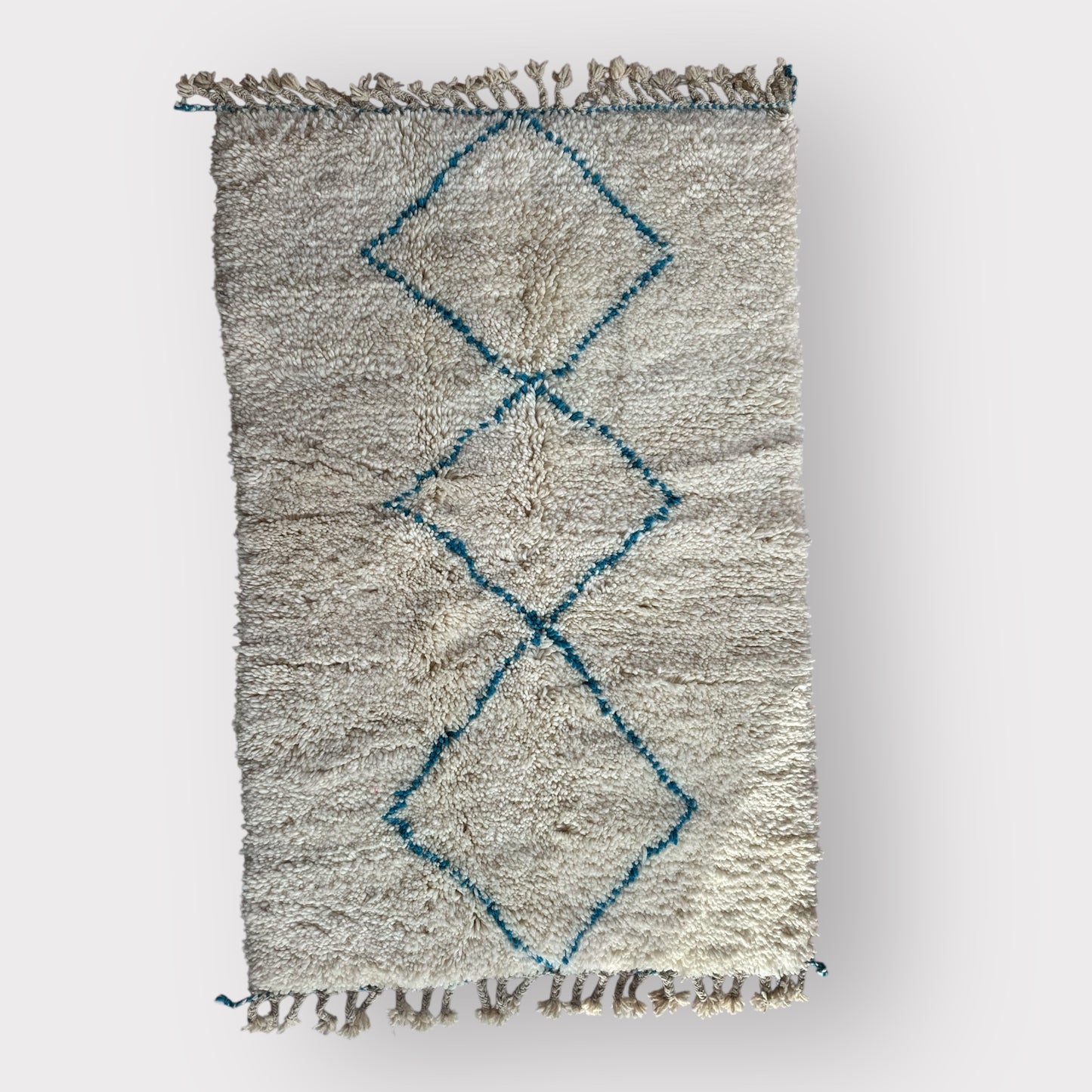 Tapis Berbère Fait Main – 100 × 140 cm – Laine naturelle & motifs bleus