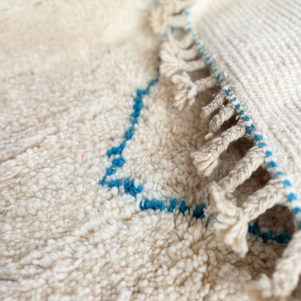 Tapis Berbère Fait Main – 100 × 140 cm – Laine naturelle & motifs bleus