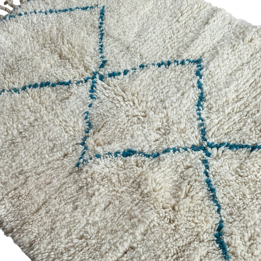 Tapis Berbère Fait Main – 100 × 140 cm – Laine naturelle & motifs bleus