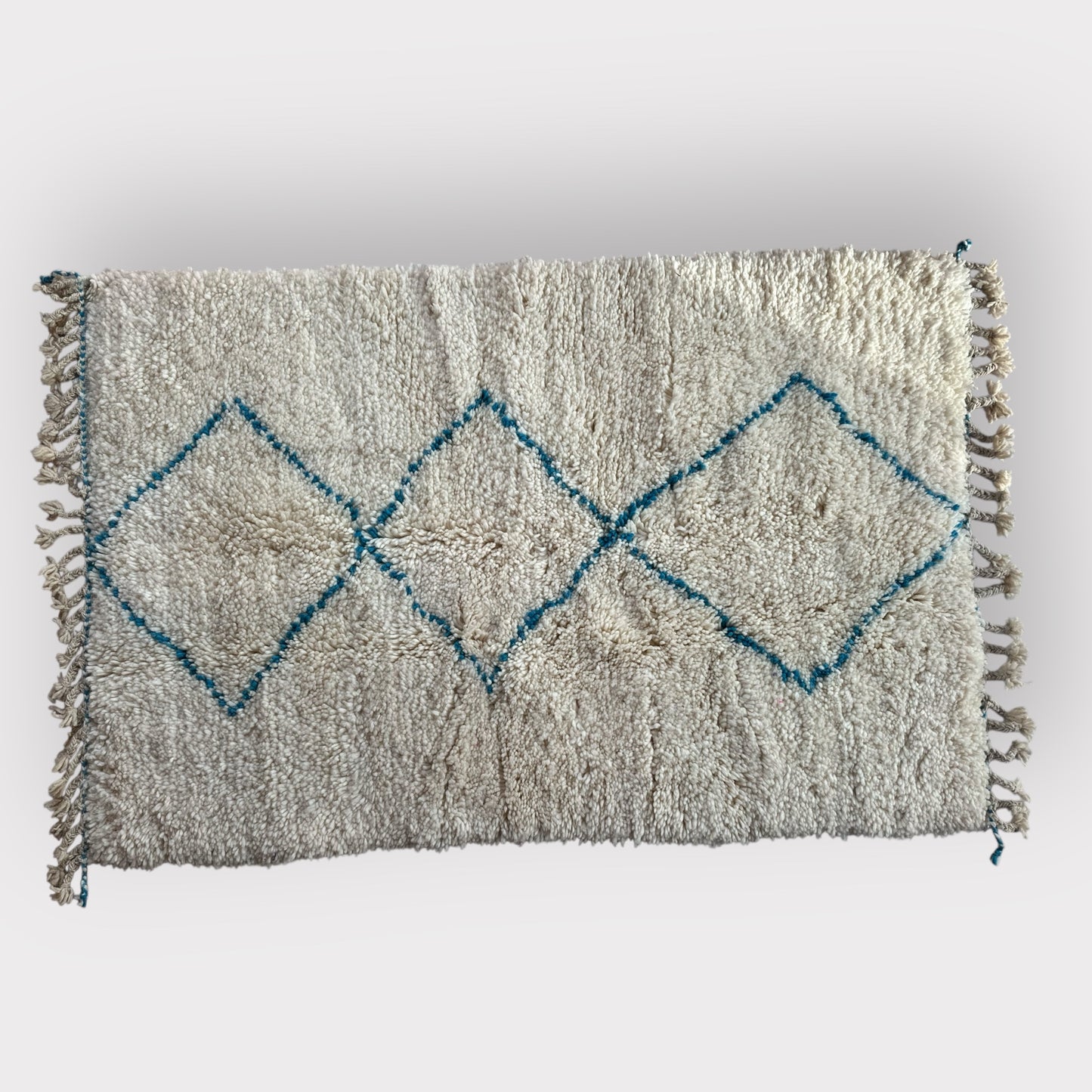 Tapis Berbère Fait Main – 100 × 140 cm – Laine naturelle & motifs bleus