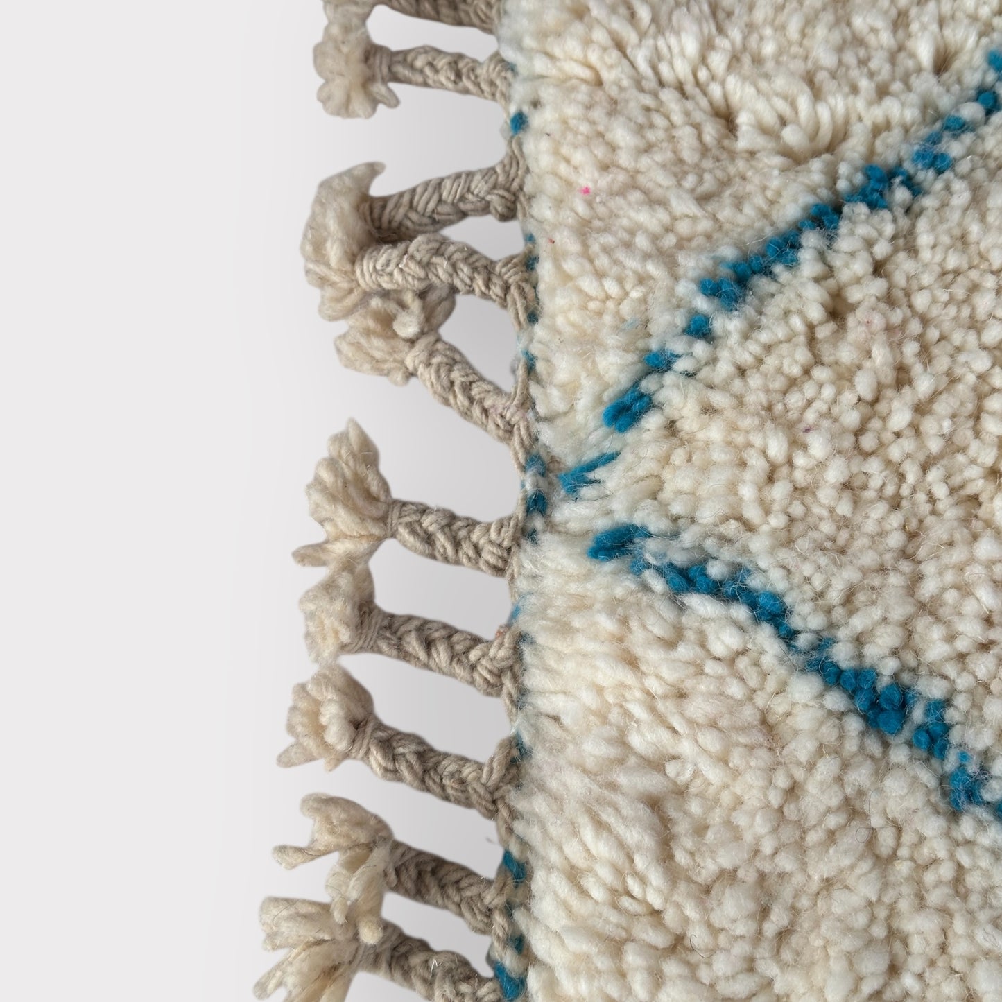 Tapis Berbère Fait Main – 100 × 140 cm – Laine naturelle & motifs bleus